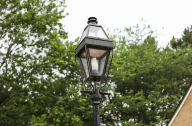 Sokakta eski bir lamba