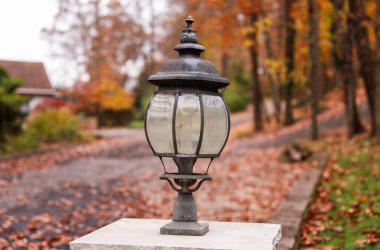 Sokakta lambası olan eski bir fener.