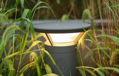 Yeşil çimenlikte bahçe lambası