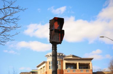 Şehir yolunda sokak lambası