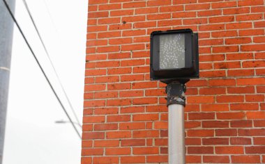 Sokak lambası tuğla duvarda