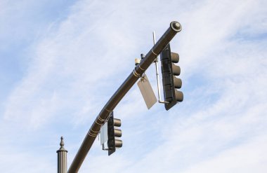 Şehirdeki trafik ışıkları ve gökyüzü