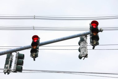 Şehirdeki trafik ışıkları ve kırmızı çizgiler