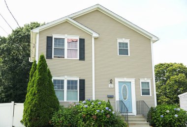 İki pencereli bir evin dikey görüntüsü