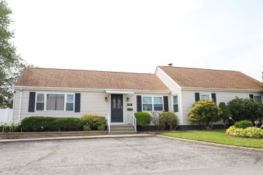 Yeni bir ev ve güzel mavi gökyüzü olan beyaz bir ev.