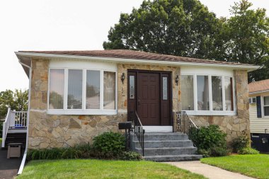 Kırmızı ve siyah tuğlalı beyaz ev