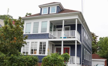 Pencereli ve balkonlu ev.