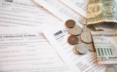 140 dolar ve kalemle vergi beyannamesi. Vergi iadesi. vergi iade kavramı.