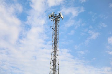 Mavi gökyüzüne karşı telekomünikasyon kulesi