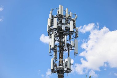 Şehirdeki cep telefonu kulesi. İletişim konsepti. yüksek kaliteli fotoğraf