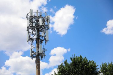 Gökyüzü arkaplanındaki iletişim anteni