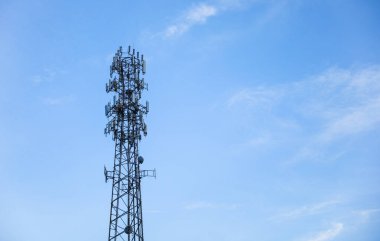 Gökyüzü arkaplanlı mobil iletişim anteniName