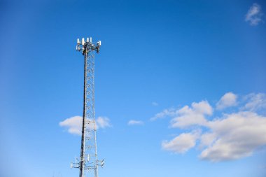 mavi gökyüzü ve bulutlu iletişim kulesi