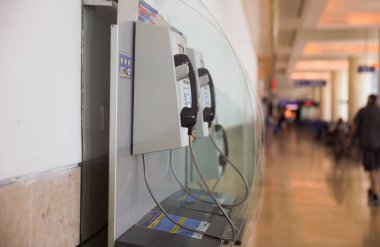 Havaalanında telefon var.