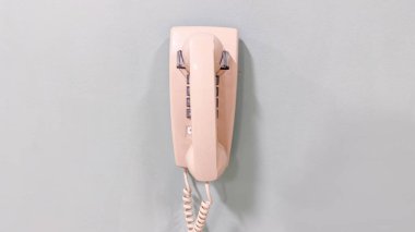 Beyaz duvarda antika telefon