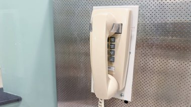 Dükkandaki telefon görüşmesi için telefon.