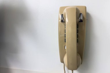 Beyaz arkaplanı olan telefon