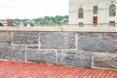 taş basamaklar ve tuğla duvar