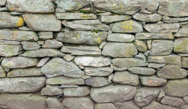 Taştan yapılmış eski bir duvarın duvarı.
