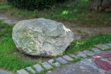 Parktaki taş