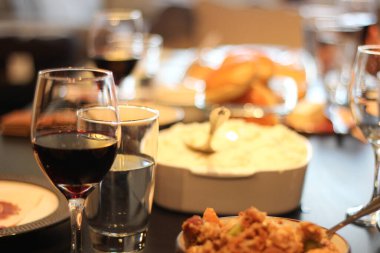 Restorandaki yiyecekleri kapatın.