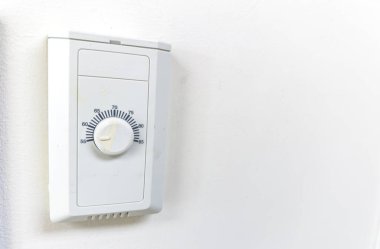 Beyaz duvarda beyaz elektrikli termostat
