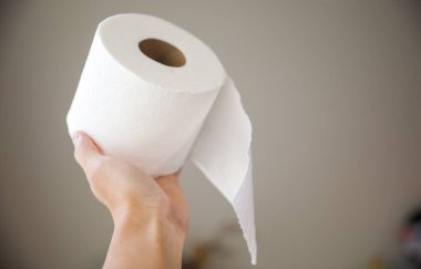 Tuvalette tuvalet kağıdı tutan kadın..