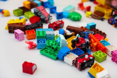 Çocukların renkli oyuncakları işte. Eğitici oyuncaklar