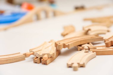 Ahşap zemin üzerinde ahşap tren