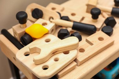 Çocuklar için tahta oyuncak. eğitici oyunlar