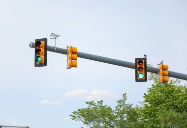 Şehirdeki sokak ışıkları ve trafik ışıkları