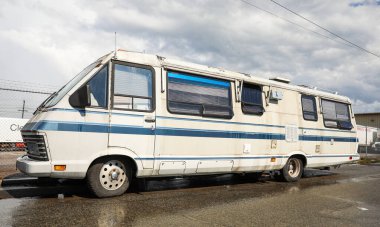 Çatıda kırmızı başlıklı beyaz bir karavan..