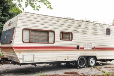 Sokakta eski bir karavan.