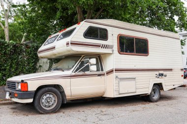 Park yerine park edilmiş küçük bir karavan.