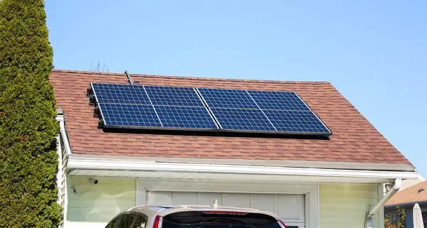 Bir evin çatısındaki güneş enerjisi panelleri