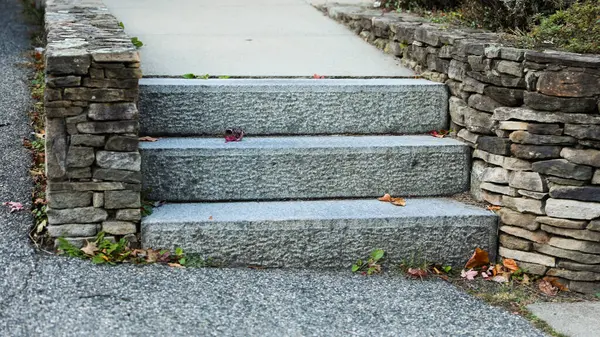 Betondan yapılmış merdivenler.