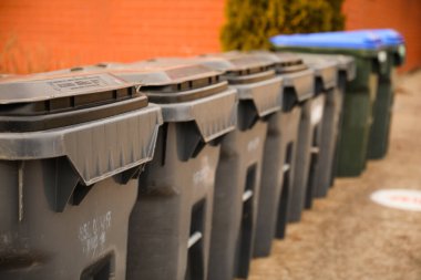 Sokakta geri dönüşüm kutuları koleksiyonu