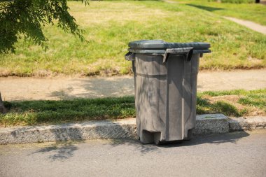 Sokaktaki çöp kutusu..