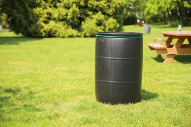 Geri dönüşüm için yeşil plastik şişe.