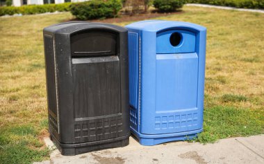 Kaldırımdaki çöp tenekesi