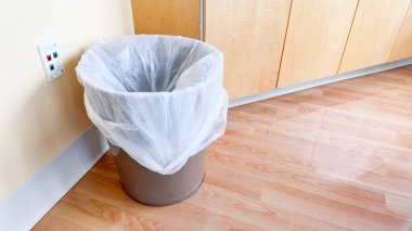 Yerdeki çöp tenekesi