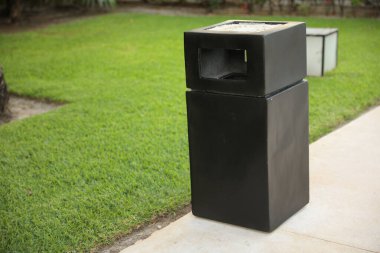 Sokaktaki çöp tenekesi.