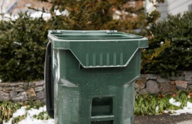 Parktaki çöp kutusu.