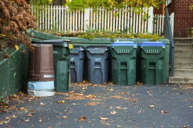 Geri dönüşüm için çöp kutularının olduğu renkli plastik kutular koleksiyonu