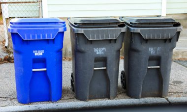 üç plastik çöp kutusu.