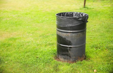 Çimlerdeki çöp tenekesi