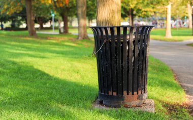 Parktaki çöp kutusu.