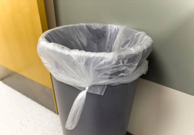 Çöp torbasındaki çöp kutusu.