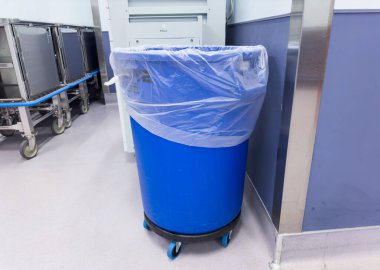 Süpermarkette büyük plastik bir makinesi olan mavi plastik çöp kutusu..