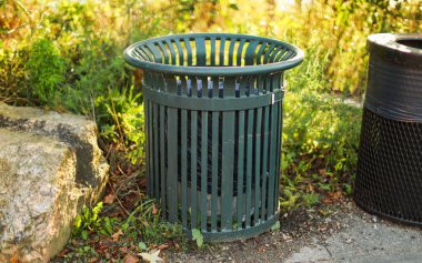 Bahçedeki çöp yığını.